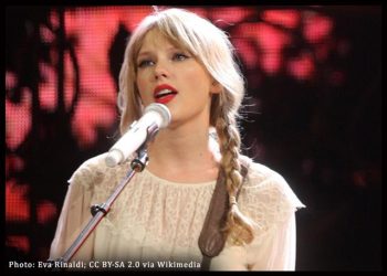 Taylor Swift Tops Both Australian Albums & Singles Charts